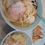 Ramen Shoppu Shichi Fuku - ネギチャーシューメンに味玉をトッピング。
                        ネギチャーシュー丼と餃子