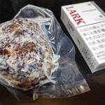 順光苑 - たばこの箱とほぼ同じサイズ、タレはあり過ぎくらいあります