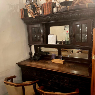 【限定１席】アンティーク家具の横並びカップル席・カップルシート