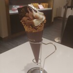 GODIVA あべのキューズモール店 - ソフトクリームミックスチョコレート（ワッフルコーン）