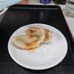 寿楽 - ラーメンにも定食にも付いてくる、オマケ”餃子”。