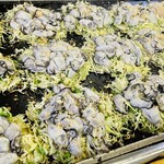 うまうま - 鉄板一面にカキオコ絨毯のごとく