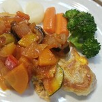 キッチン ブルー グローブ - カポナータが、たっぷり添えられています