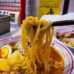 蒙古タンメン中本 - つけ汁に麺をつけると唐辛子の粒がもれなく沢山付着してきます♪辛いぞー痛いぞーでも美味いぞ〜。