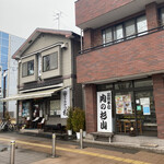 とんかつ杉 - 日曜日の開店30分前。外待ち無し。左がとんかつ杉さん　右が精肉店の杉山さん