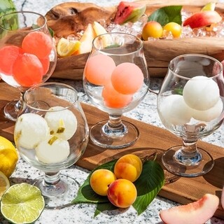 豊富なカクテルと国産クラフトビール