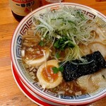 ちばき屋 - ワンタンそば(醤油)＋煮卵＋ねぎ(別盛で出たものを乗せた写真)