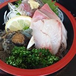 お食事処 名代亭 - 入りきれない刺身なのか？