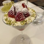 qui - イチゴとマスカルポーネクリームのミニパフェ