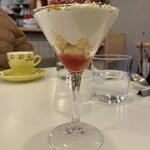 qui - イチゴとマスカルポーネクリームのミニパフェ