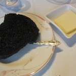 シェ・スガヤ - イカ墨パン