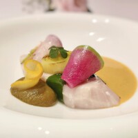 シェ オリビエ - 鰤のポワレ、ポロネギのピュレ、スカンポ、甲殻類とヴァンジョーヌのソース