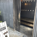 おもてなしごはん。オヨバレ - 店舗入口付近、奥に下駄箱あり