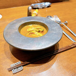 料理とワイン じょかーれ - 牡蠣のブイヤベーススープ
            ギュッと凝縮された旨みがたまらない⤴︎⤴︎