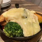 肉とチーズの古民家バル ISHIYAMA MEAT MARCHE - 目の前でとろとろチーズon