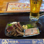 明神丸 ひろめ市場店 - たたき小(5切)と生ビールセット 1230円。