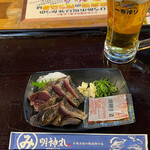 明神丸 ひろめ市場店 - たたき小(5切)と生ビールセット 1230円。