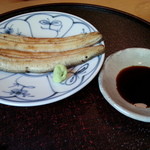 鰻の白焼き濃口醤油で戴きます。