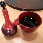 うなぎと季節料理とらや - 山椒と追いタレ準備。