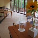 ホテルブレストンコート ザ・ラウンジ - テラスに面した開放的な店内