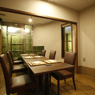 大切な人をご招待する個室席。
                                          3名様～20名様まで各種ご用意しております。