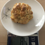 パン工房 ブランジェリーケン - ２種チーズと蜂蜜のスコーン　220円