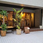 WAKAKUSA COFFEE SHOP - 広島電鉄銀山町電停から徒歩4分、RCC文化センター近くの「若草コーヒー店」さん。
                        2021年開業、店主:佐々木純一氏
                        店主さんはデザイン会社を運営しているそう。