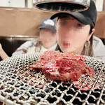 炭火焼肉ホルモン うらら - お待ちかねのハラミ焼き始めに身を乗り出す！笑