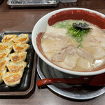 長浜ラーメン 麺王 - 料理写真:長浜ラーメン・ギョーザ