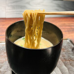 きう - ◎麺とまろやかなグリーンカレースープが絡み合い美味い。