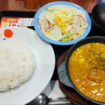 松屋 - 季節限定プーポッパンカレー野菜セット830円税込。