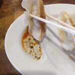 東京豚骨拉麺 しゃかりき - ラー油酢コショウで餃子(2023.4.3)