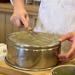 みつき - 丁寧に蟹の味噌を漉してます