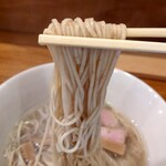 中華そば 先﨑 - 所々斑点が確認できる細麺