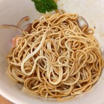 中華そば 先﨑 - どんぶりの底に溜まっている生醤油と脂を麺とよく混ぜます
