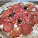 ザ コートヤード キッチン - 磐田大橋農園のフレッシュ春トマトを丸ごと1個使ったマルゲリータ