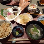 旬彩和遊 楠 - 鯛の切り身が入った蒸したて熱々茶碗蒸しとお吸い物