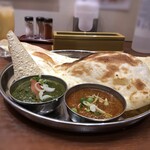 Taj Palace アジアンダイニング - もう1種類のカレーは「ほうれん草カレ－」を。ナンはお代わり自由ですけれど、大きいので1枚でも多くて。