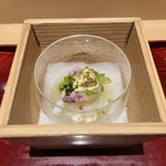 銀座 しのはら - （貝寄せの下に）帆立と伊勢海老 土佐酢ジュレ 金箔