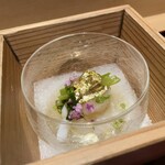 銀座 しのはら - （貝寄せの下に）帆立と伊勢海老 土佐酢ジュレ 金箔