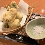 Tabeteya Ittoku - 真鯛と菜の花のからし揚げ　桜塩添え