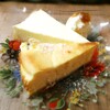 ココシカ - 昭和レトロなガラス皿でチーズケーキ
