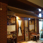 コム・ア・ラ・メゾン - 赤坂駅7番出口から徒歩数分。ひっそりと細い通り沿いにあるお店。