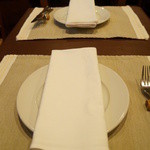 コム・ア・ラ・メゾン - テーブルセッティング。