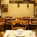 コム・ア・ラ・メゾン - こちらはテーブル席。