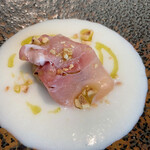 プレヴナンス - アミューズ：新玉ねぎの冷製スープ、帆立、生ハム 甘い新玉ねぎのスープ。大きな帆立に、生ハムの塩け。 素敵なトライアングル。