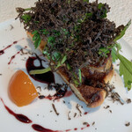 プレヴナンス - フォアグラのポアレ　ワッフル　トリュフ ワッフルの上にフォアグラがのっていました。 ワッフルは甘みを抑えていてサクサク。