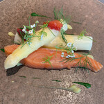 プレヴナンス - 料理：サクラマスのコンフィ　ホワイトアスパラガス　サバイオンソース 生に近いサクラマス。４０°でじっくりと火入れしているそうです。 とても好みの一品。美味しいな。ホワイトアスパラガスが太い！