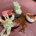 プレヴナンス - 赤牛　玉ねぎ　蕗の薹 火入れがとてもいい。久しぶりに「美味しい！」って思えた牛さん。 大好きな蕗の薹のフリットに蕗の薹のソースで。 玉ねぎの焼いたものも添えられていました。