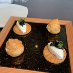 プレヴナンス - アミューズ：チーズのシュークリーム、カナッペ　キャビア添え カナッペは生地がサクサク、クリームチーズと キャビアがのっていました。シュー生地も好み。